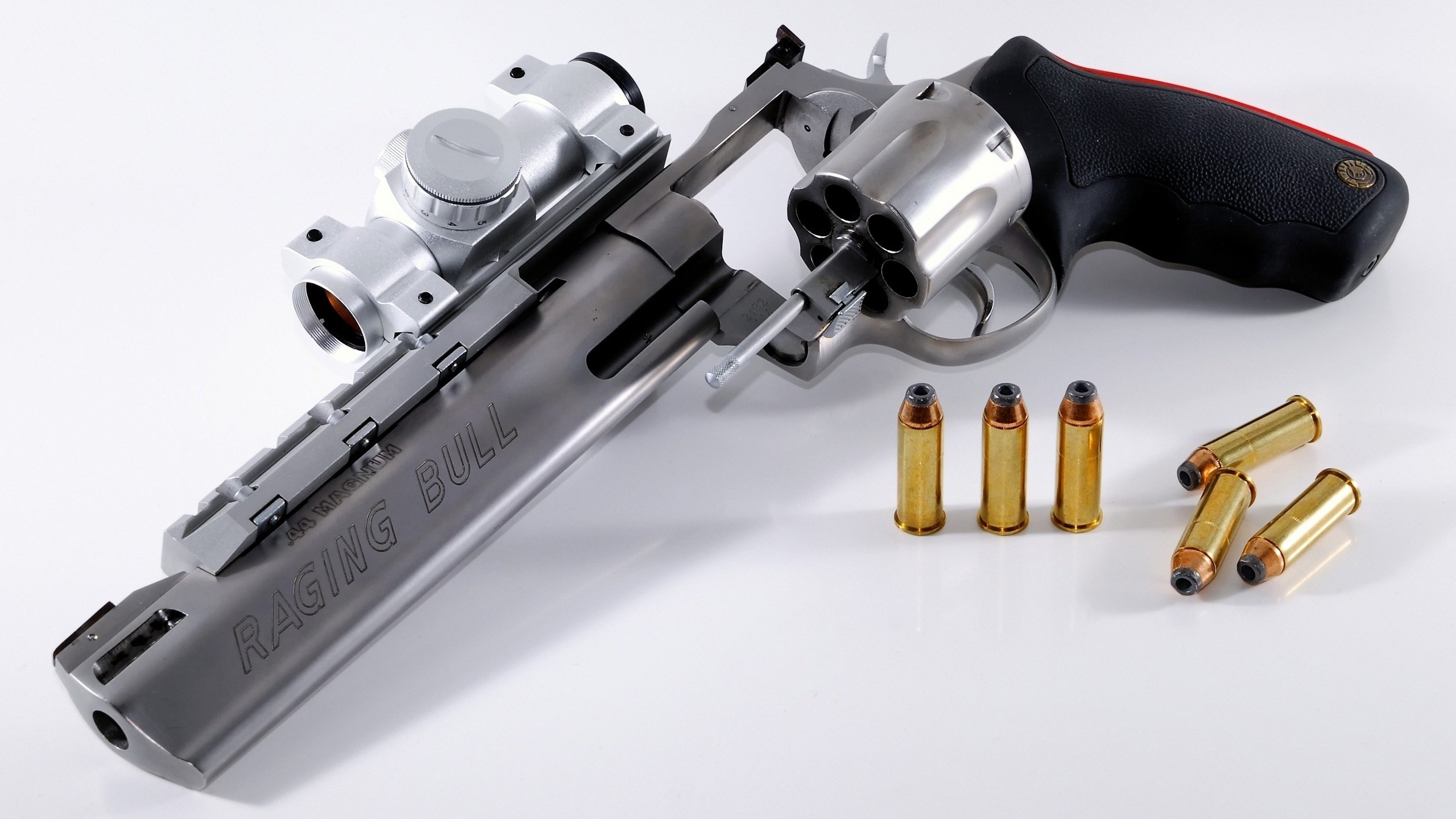 “高新体育中心网球赛：选手突破极限，赛场紧张刺激”