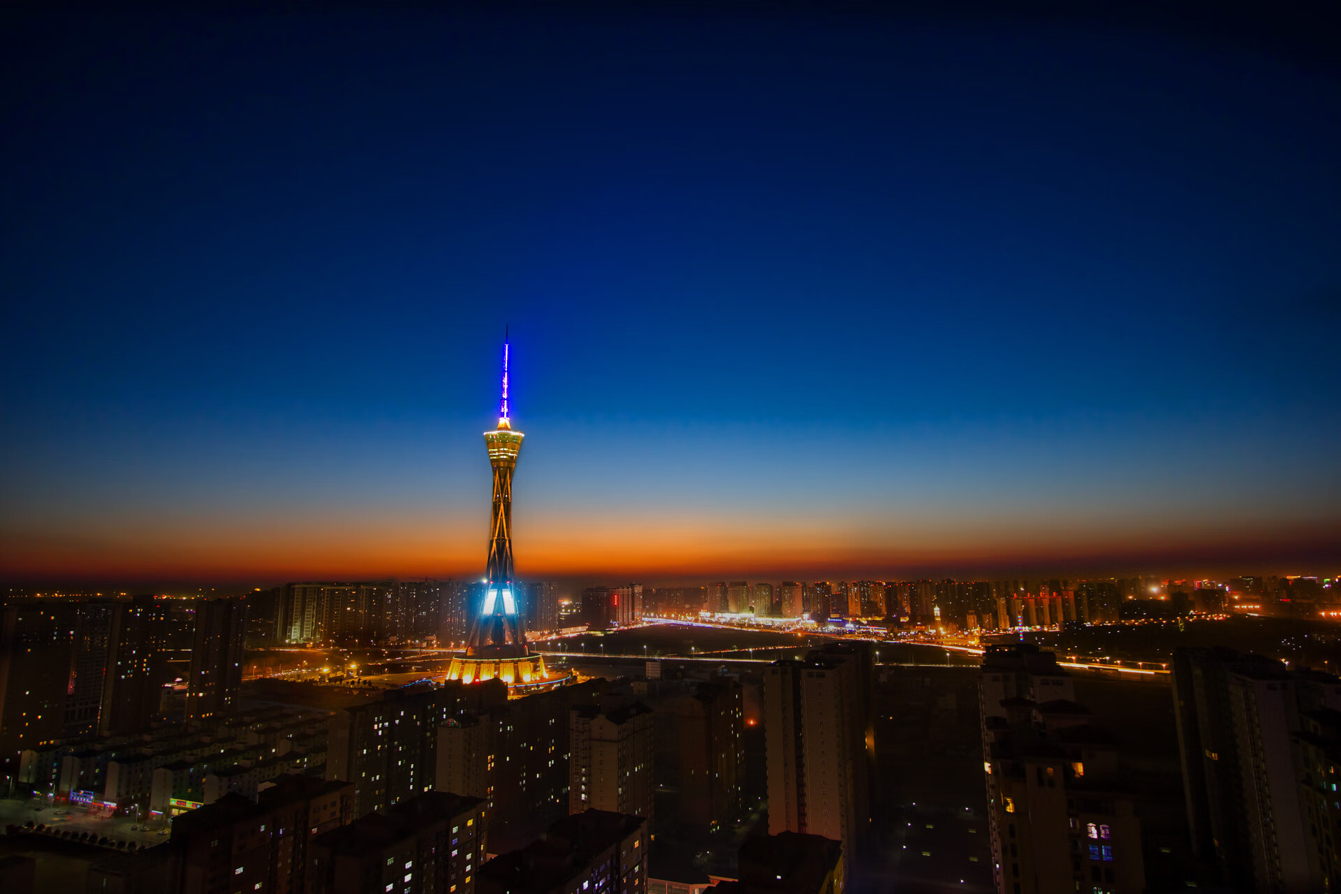 开云首页登录-国王场边训练照展示球员专注面貌，国王 球队